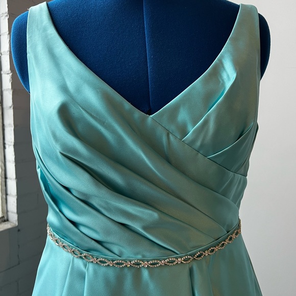 Pool Blue David’s Bridal Formal Gown - Picture 2 of 6